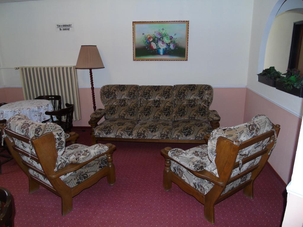Fonix Panzio Hotel ปาปา ภายนอก รูปภาพ