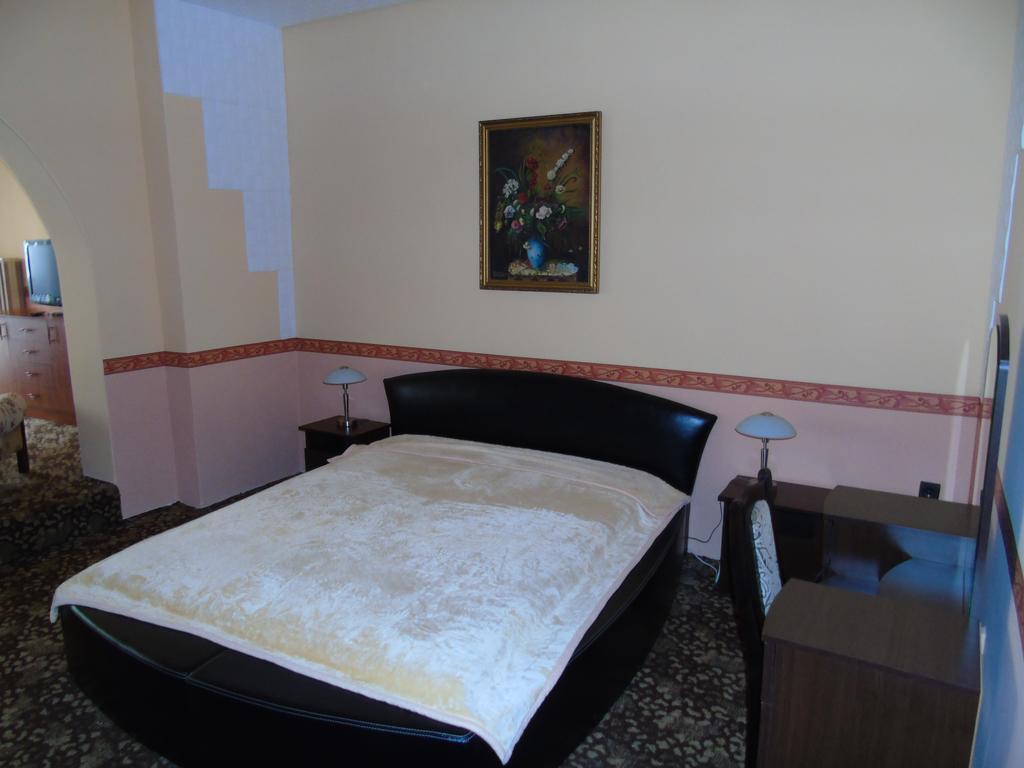 Fonix Panzio Hotel ปาปา ภายนอก รูปภาพ